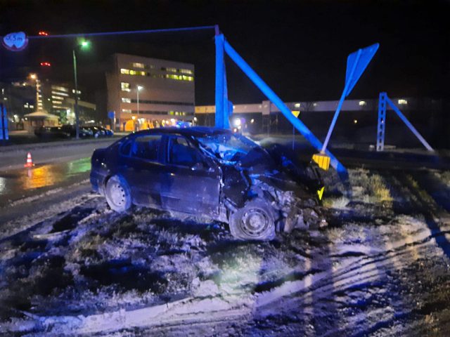 Uderzył w beczkę podpiętą do ciągnika rolniczego. Jedna osoba trafiła do szpitala (zdjęcia)