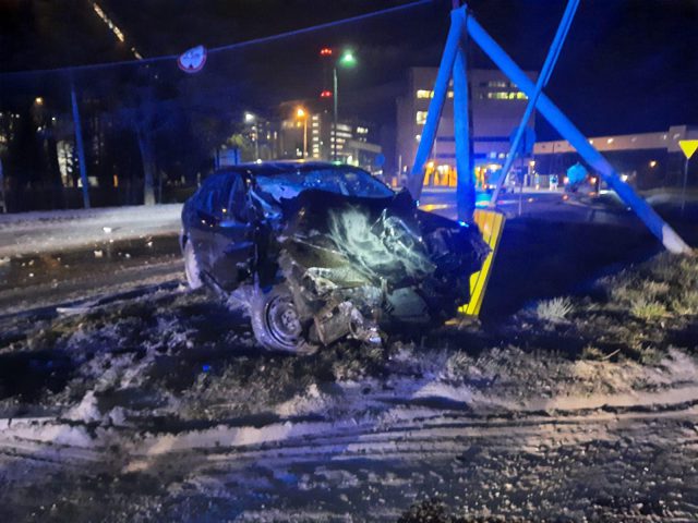 Uderzył w beczkę podpiętą do ciągnika rolniczego. Jedna osoba trafiła do szpitala (zdjęcia)