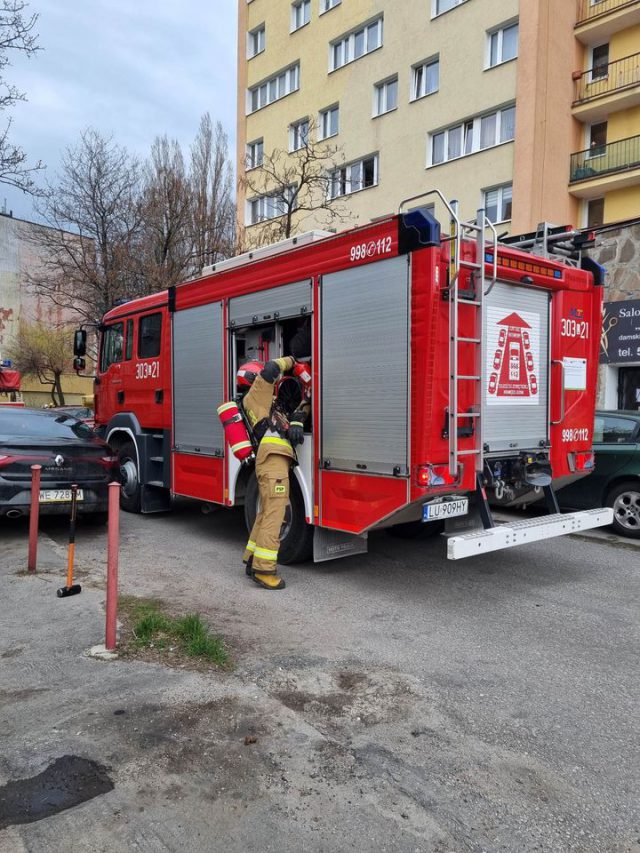 Mieszkańcy zaalarmowali służby ratunkowe o pożarze w wieżowcu (zdjęcia)