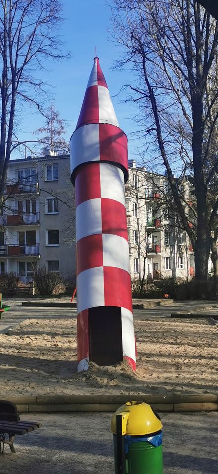 Było godło, już go nie ma. Rakieta na placu zabaw ponownie przemalowana (zdjęcia)