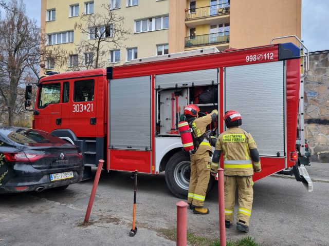 Mieszkańcy zaalarmowali służby ratunkowe o pożarze w wieżowcu (zdjęcia)