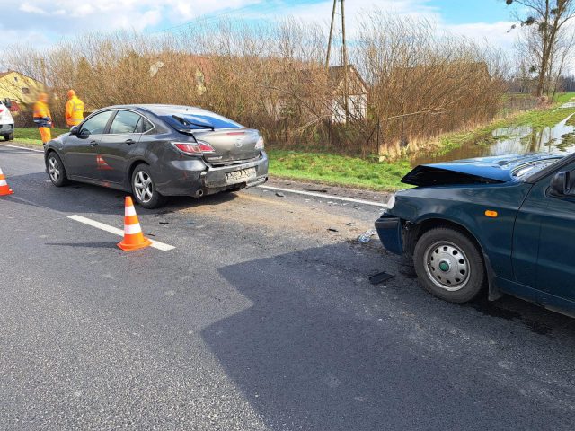 Mocne najechanie, jedna osoba w szpitalu (zdjęcia)