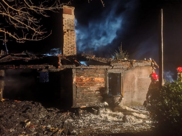 Ogień strawił budynek mieszkalny. W akcji gaśniczej kilka zastępów straży pożarnej (zdjęcia)