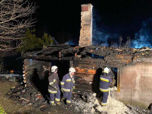 Ogień strawił budynek mieszkalny. W akcji gaśniczej kilka zastępów straży pożarnej (zdjęcia)