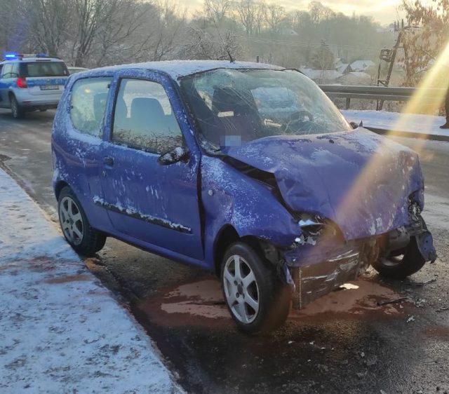 Wpadła renaultem w poślizg, zderzyła się z fiatem. Dwie osoby trafiły do szpitala (zdjęcia)