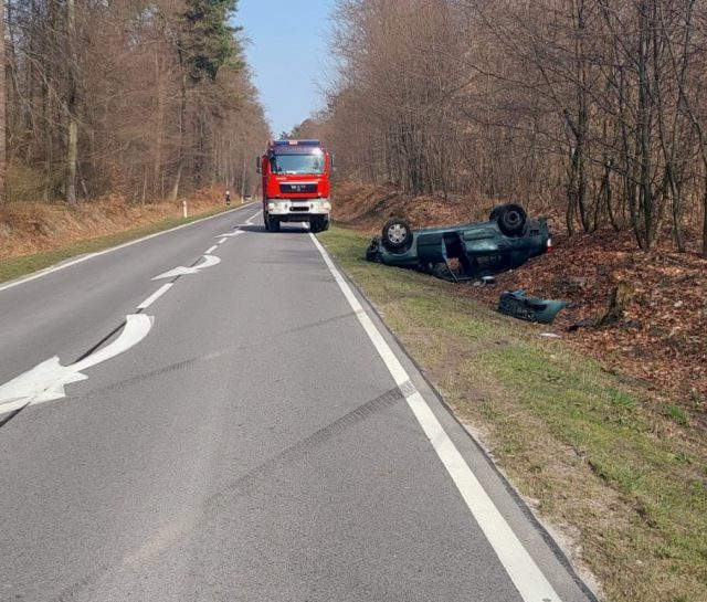 Nie zauważył, że jest wyprzedzany. Doszło do zderzenia i dachowania (zdjęcia)