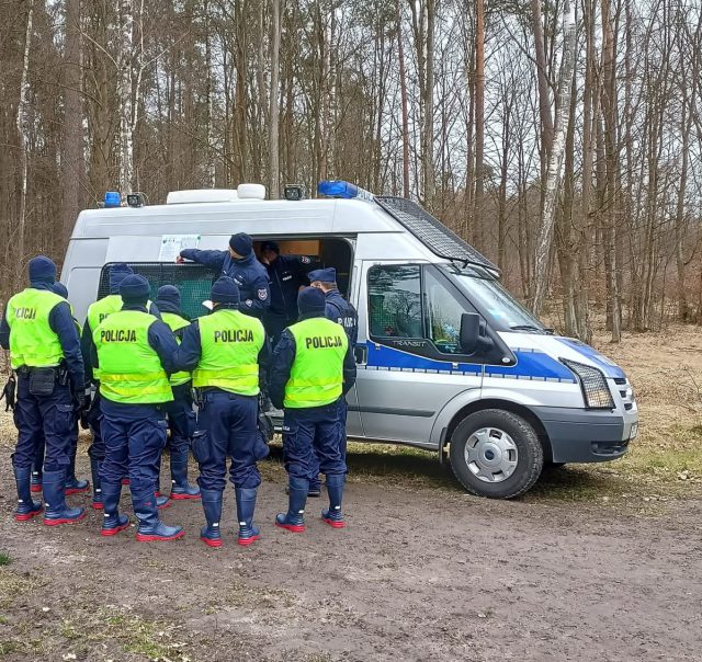 Nadal trwają poszukiwania zaginionego 42-latka. W akcji biorą udział żołnierze, strażacy i członkowie stowarzyszenia „Poleskie Psy Ratownicze” (zdjęcia)