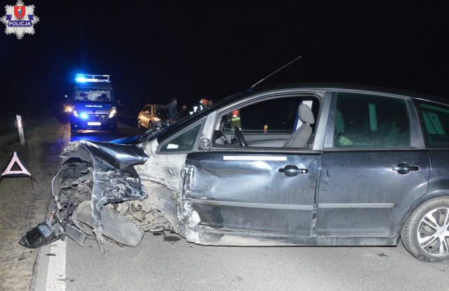 Kierowca forda postanowił zawrócić, zderzył się z wyprzedającym go oplem. Dwie osoby trafiły do szpitala (zdjęcia)