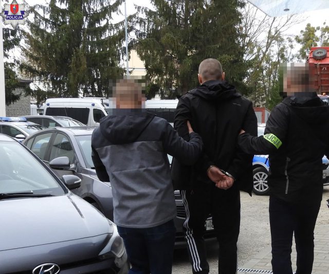 Spore ilości narkotyków, pieniędzy i amunicja. Policjanci zatrzymali trzech mieszkańców Zamościa (zdjęcia)