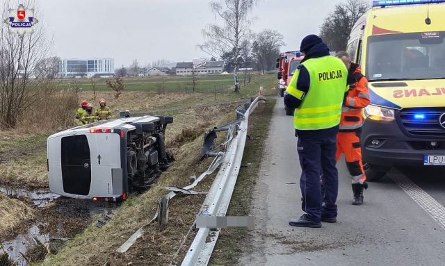 Bus uderzył w bariery, wpadł do rowu i przewrócił się (zdjęcia)