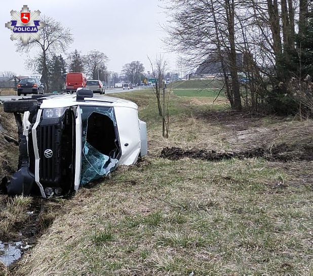 Bus uderzył w bariery, wpadł do rowu i przewrócił się (zdjęcia)