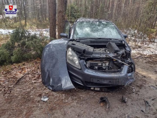 18-latek stracił panowanie nad oplem, samochód uderzył w drzewo (zdjęcia)