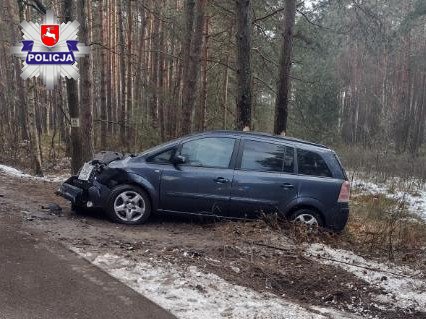 18-latek stracił panowanie nad oplem, samochód uderzył w drzewo (zdjęcia)