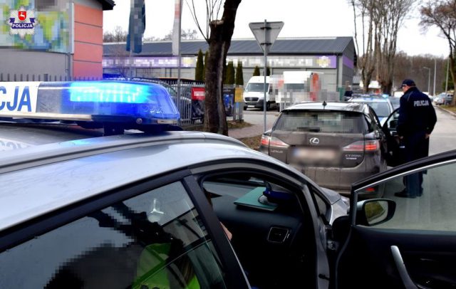 Pijany wjechał lexusem w zaparkowane samochody. Auto trafiło na policyjny parking, kierujący do aresztu (zdjęcia)