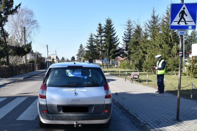 Tragiczny finał potrącenia pieszego. Nie żyje 73-latek (zdjęcia)