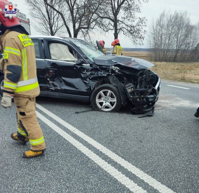 Skręcił w lewo, doprowadził do zderzenia z ciężarówką. Jedna osoba trafiła do szpitala (zdjęcia)