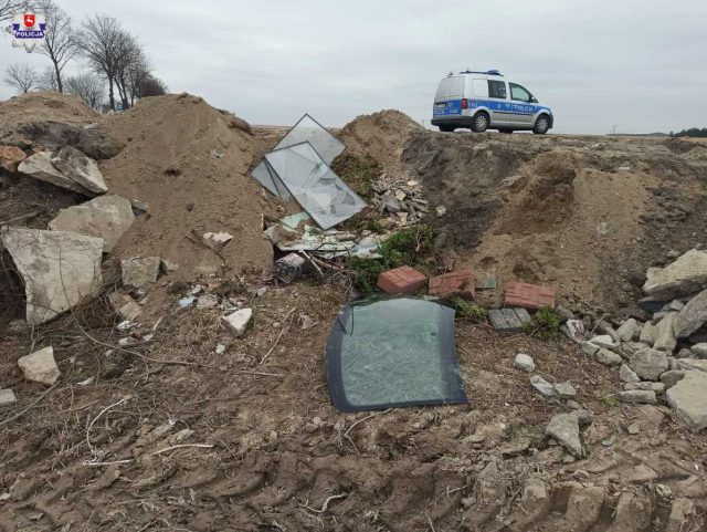 Policjanci doszli do śmieciarza po naklejce na wyrzuconej szybie. Mężczyzna dostał mandat (zdjęcia)