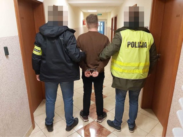 Widząc policjantów schował klucz do buzi. Miał powód takiego zachowania (zdjęcia)