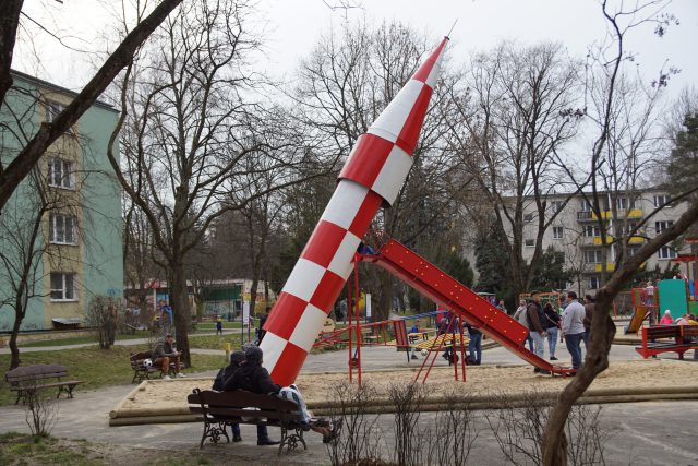 Było godło, już go nie ma. Rakieta na placu zabaw ponownie przemalowana (zdjęcia)