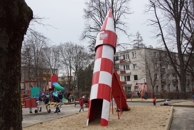 Najbardziej znana w Lublinie rakieta zmieniła barwy. Jest też na niej biały orzeł w koronie (zdjęcia)