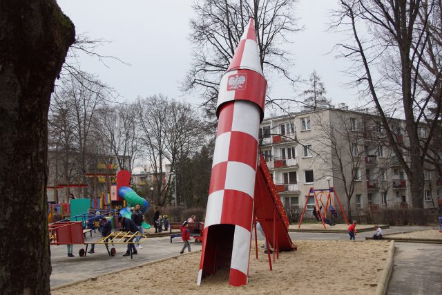 Było godło, już go nie ma. Rakieta na placu zabaw ponownie przemalowana (zdjęcia)