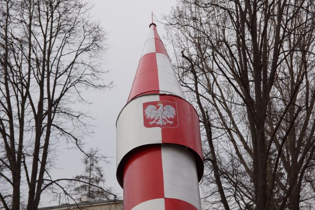 Najbardziej znana w Lublinie rakieta zmieniła barwy. Jest też na niej biały orzeł w koronie (zdjęcia)