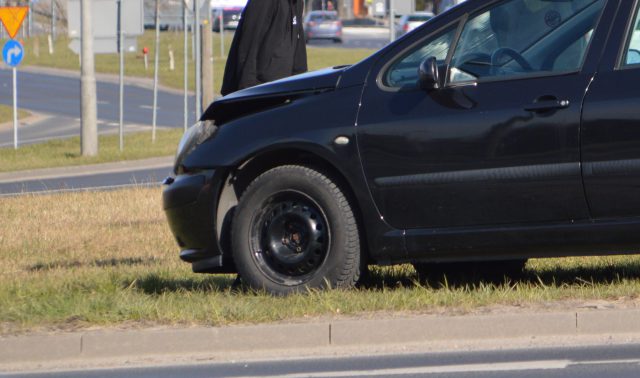 Zderzenie peugeota z volkswagenem na skrzyżowaniu. To kolejna kolizja w tym miejscu (zdjęcia)