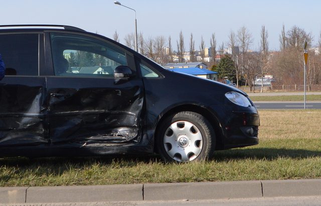 Zderzenie peugeota z volkswagenem na skrzyżowaniu. To kolejna kolizja w tym miejscu (zdjęcia)