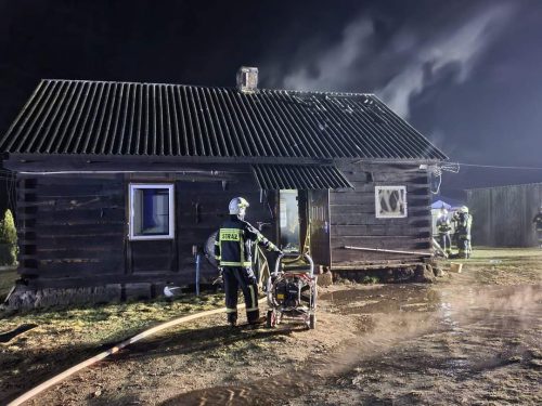 Kilka zastępów straży pożarnej walczyło z ogniem. Pożarem objęty był budynek mieszkalny (zdjęcia)