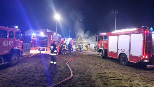 Kilka zastępów straży pożarnej walczyło z ogniem. Pożarem objęty był budynek mieszkalny (zdjęcia)