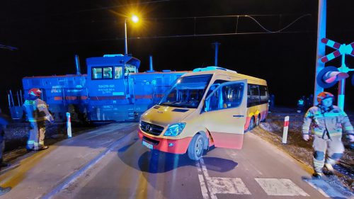 Lokomotywa wjechała w autobus komunikacji miejskiej. Pojazd stał na przejeździe kolejowym (zdjęcia)