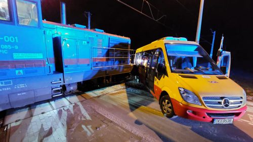 Lokomotywa wjechała w autobus komunikacji miejskiej. Pojazd stał na przejeździe kolejowym (zdjęcia)