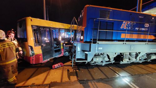 Lokomotywa wjechała w autobus komunikacji miejskiej. Pojazd stał na przejeździe kolejowym (zdjęcia)