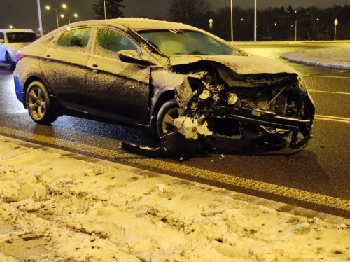 Kolejny kierowca nie patrzył na znaki. Na rondzie z pniakiem hyundai zderzył się z renaultem (zdjęcia) AKTUALIZACJA