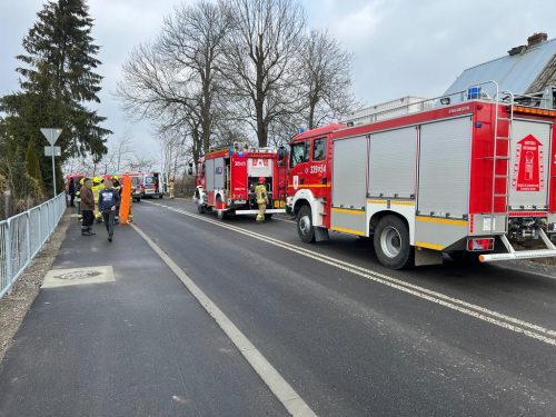 Volkswagen wpadł w poślizg i uderzył w drzewo. Kierowca z pasażerką trafili do szpitala (zdjęcia)