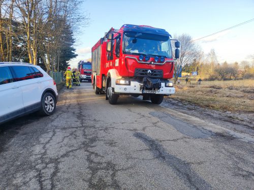 Wjechała w ogrodzenie posesji. Volkswagen przewrócił się na dach (zdjęcia)