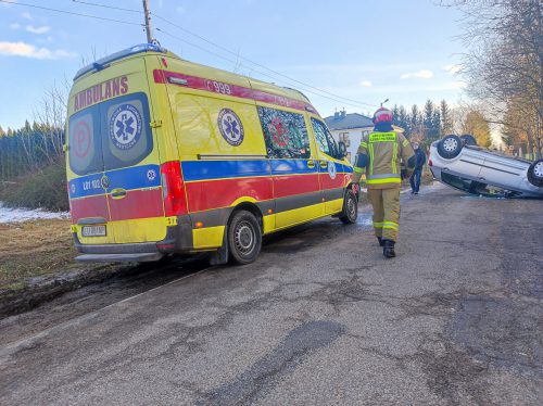 Wjechała w ogrodzenie posesji. Volkswagen przewrócił się na dach (zdjęcia)