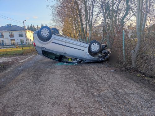 Wjechała w ogrodzenie posesji. Volkswagen przewrócił się na dach (zdjęcia)