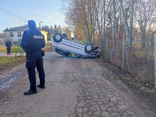 Wjechała w ogrodzenie posesji. Volkswagen przewrócił się na dach (zdjęcia)