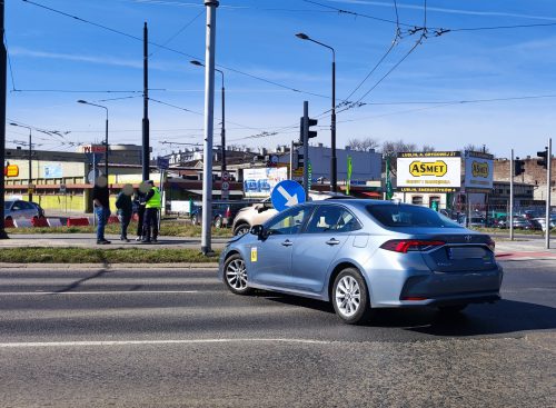 Wjechał na skrzyżowanie, nie patrzył na światła. Doprowadził do zderzenia z toyotą (zdjęcia)