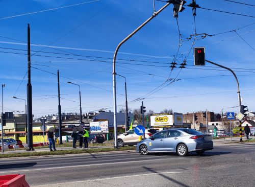 Wjechał na skrzyżowanie, nie patrzył na światła. Doprowadził do zderzenia z toyotą (zdjęcia)