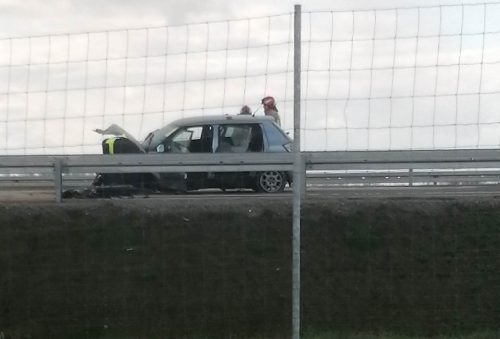 Auto uderzyło w bariery na ekspresówce. Trwa akcja służb ratunkowych, droga zablokowana (zdjęcia)