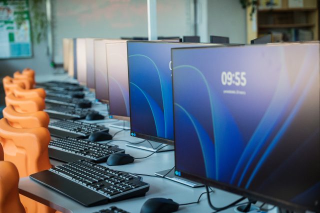 Zestawy komputerowe trafią do 22 szkół, do których uczęszcza najwięcej ukraińskich uczniów (zdjęcia)
