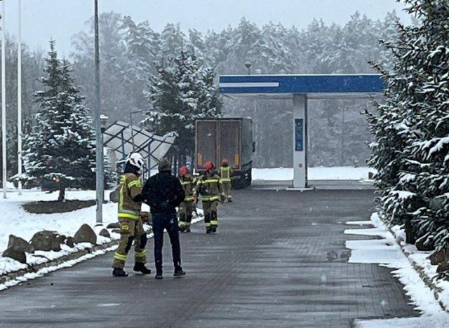 Zahaczył naczepą o zadaszenie, po chwili z zaworu zbiornika zaczął ulatniać się gaz (zdjęcia)