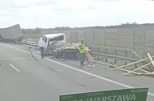 Przyjechali naprawić bariery ochronne. W ich pojazd wjechała ciężarówka (zdjęcia)