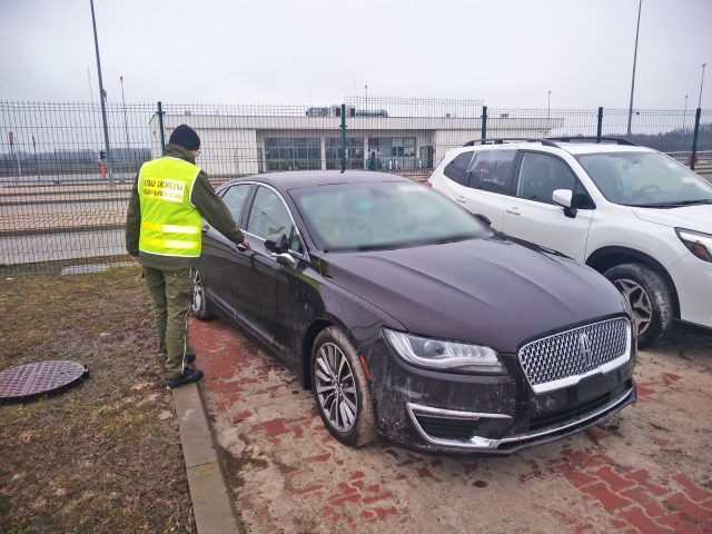 Przerwana podróż obywatela Ukrainy. Lincoln i subaru zostały na granicy (zdjęcia)