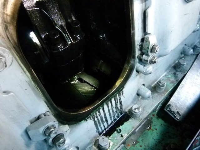 Maszynista ukrył nielegalne papierosy w silniku lokomotywy. Były zatopione w oleju (zdjęcia)