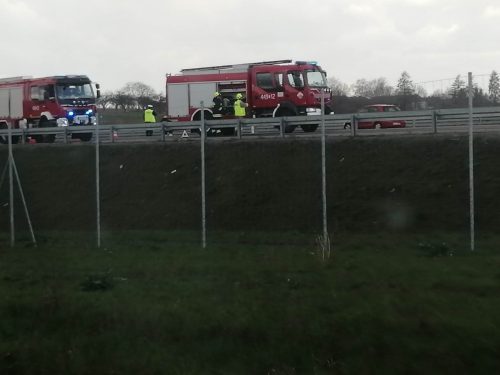 Auto uderzyło w bariery na ekspresówce. Trwa akcja służb ratunkowych, droga zablokowana (zdjęcia)