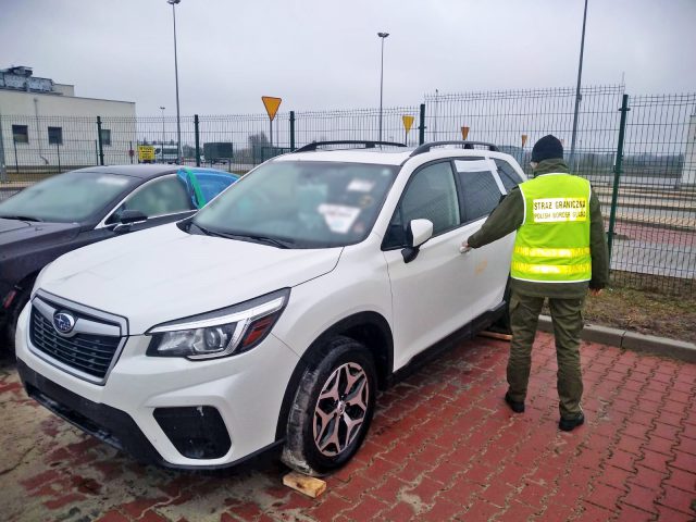 Przerwana podróż obywatela Ukrainy. Lincoln i subaru zostały na granicy (zdjęcia)