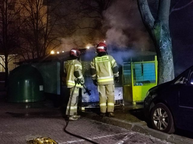 Nocne podpalenia śmietników na Bronowicach (zdjęcia)